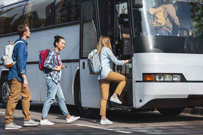 Podróż autobusem dalekobieżnym. Jak przygotować się na podróż autokarem i o czym warto pomyśleć?