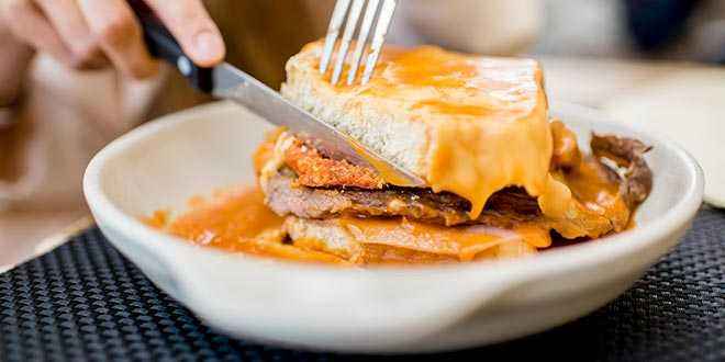 Francesinha w Porto. Ceny w Portugalii.