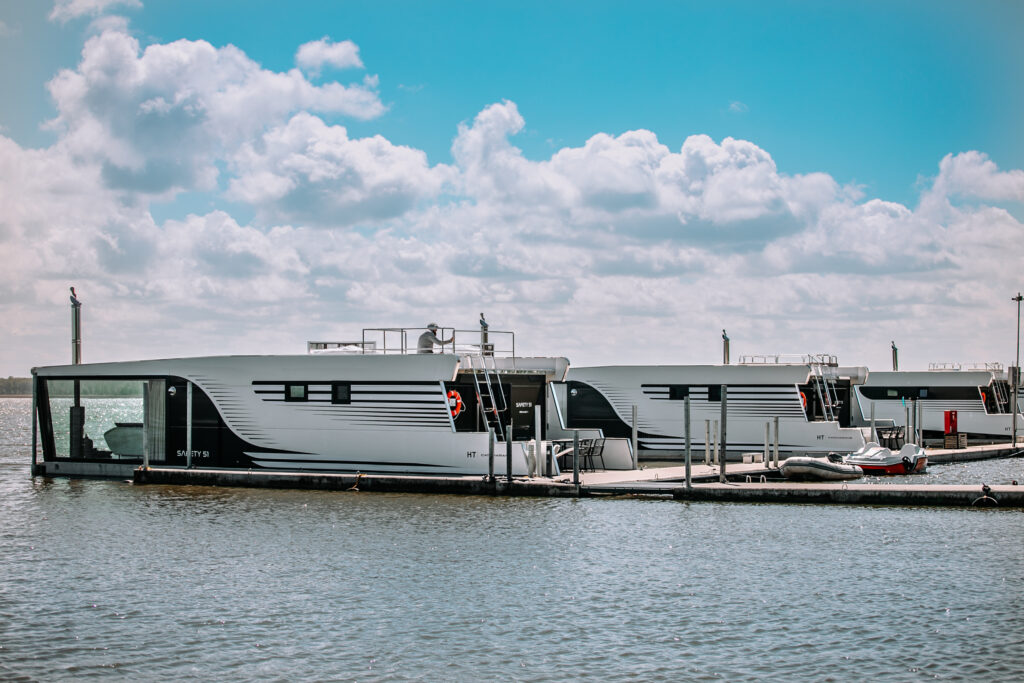 HT Houseboats – Niezapomniane Wakacje na Wodzie w sercu Pomorza